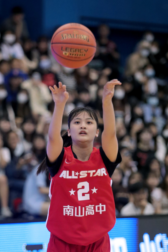 112学年度HBL高中篮球联赛全明星赛31日举行，南山高中叶侑璇经过两度加赛，击败对手获得三分球大赛女子组冠军。（黄世麒摄）