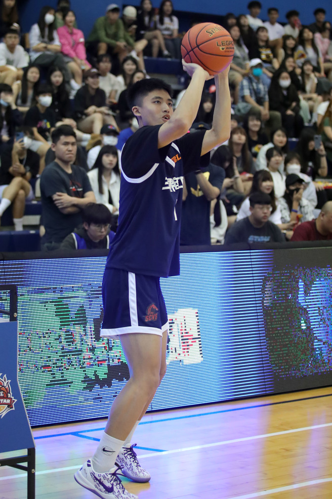 112学年度HBL高中篮球联赛全明星赛31日举行，三重商工张劭安获得三分球大赛男子组冠军。（黄世麒摄）