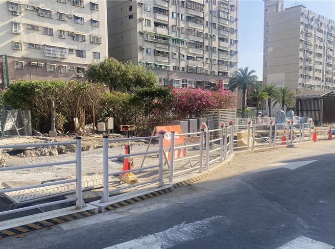 高雄三民區一名78歲蔡姓阿伯於3月30日傍晚因看他人施工，疑似因手撐欄杆力道過大，欄杆傾倒而連人摔入坑洞內。高雄市水利局31日下午已經幫施工範圍加了鐵板覆蓋。（水利局提供／林瑞益高雄傳真）