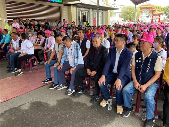 今有前議長張建榮（前排右三）、議長張勝德（前排右五）、副議長陳漢鍾（前排右四）及員山鄉民代表會主席林子凱（前排右二）等大咖出席現場。（吳佩蓉攝）