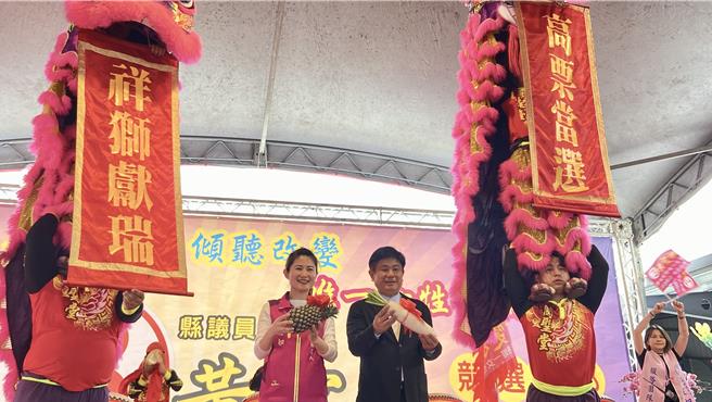 員山鄉長張宜樺（右）與妻子、候選人黃雯如（左）一同上台致詞。（吳佩蓉攝）