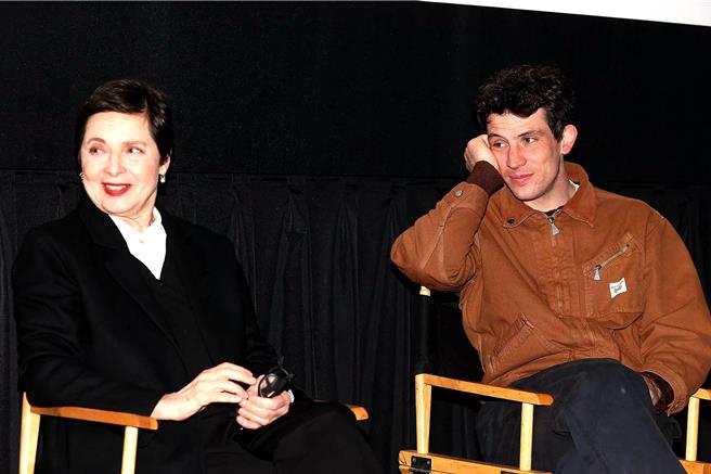 罗尔瓦雀（左）为乔许奥康纳降龄改剧本。（海鹏提供）