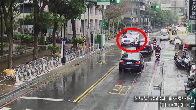 休旅车撞击女骑士后，居然肇事逃逸。（翻摄画面）