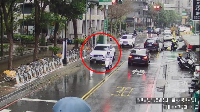 休旅车撞击女骑士后，居然肇事逃逸。（翻摄画面）