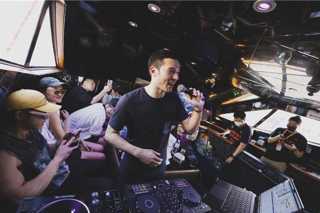 鳳小岳3月31日在「大港開唱」大雄丸海上舞台化身DJ播歌。（出日音樂提供）