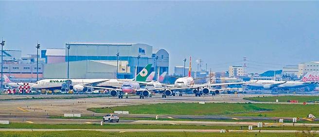 由於31日北部突颳狂風下暴雨，導致6架原本預計降落桃園國際機場的航班改為降落高雄小港國際機場。（本報資料照片）