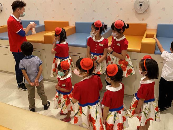 台中大遠百邀請小朋友來到館內參與小小顧服人員。（台中大遠百提供）