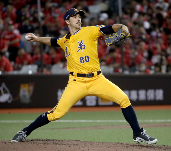 中信兄弟洋投猛登来台初登板就缴出7局失1分好投。（陈君玮摄）