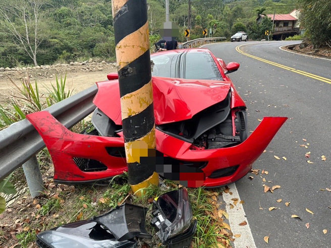 徐姓駕駛疑似因為精神不濟，自撞路旁電線桿，車頭凹損嚴重。（翻攝畫面）