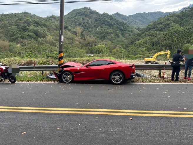 徐姓駕駛疑似因為精神不濟，自撞路旁電線桿，車頭凹損嚴重。（翻攝畫面）