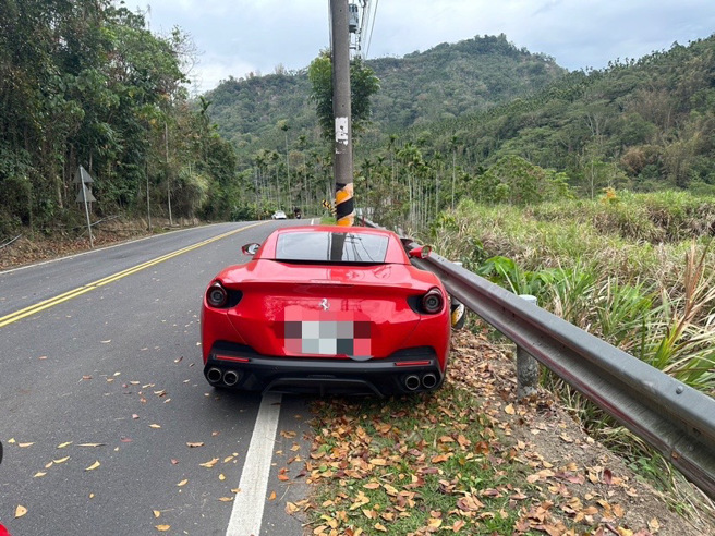徐姓駕駛疑似因為精神不濟，自撞路旁電線桿，車頭凹損嚴重。（翻攝畫面）