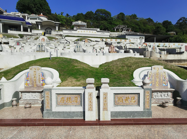 墓园区较阴，有晦气，细菌也较多，扫墓结束后回家最好立刻换衣，并且不要让扫墓穿的衣服放过夜，污染家中好气场。 （图／杨登嵙提供）