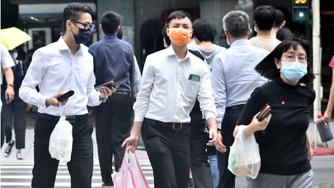 台灣貧富對立情形不及外國，但青年低薪、資源分配不均、房價高漲等等現象導致青年躺平，不容政府小覷，建議企業設法加薪、有錢的個人可以捐贈給社會，改善所得差距，解決青年人低薪問題。圖／本報資料照片