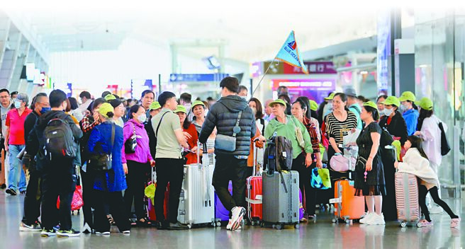 由于缺乏陆客挹注，观光署长周永晖30日坦言，今年1200万人次来台观光目标恐无法达成。图为桃园机场一群刚下机的越南旅客准备搭车离开。（范扬光摄）