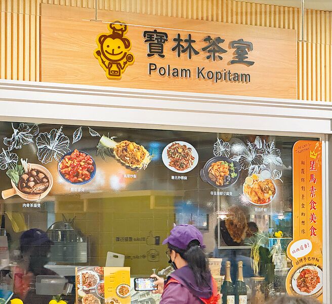宝林茶室食物中毒案阴影笼罩，导致远东百货A13美食街用餐民眾不多，假日仍空荡荡的。图为民眾经过宝林茶室店门口，拿手机拍摄。（罗永铭摄）