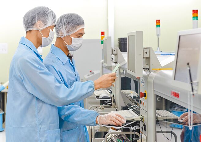 半导体产业成为当红炸子鸡，大学纷纷新设相关科系，不仅理工科，连台湾师范大学与铭传等偏人文专长的老牌大学也开办学程。图为龙华科大培育科技人才。（龙华科大提供／李侑珊台北传真）