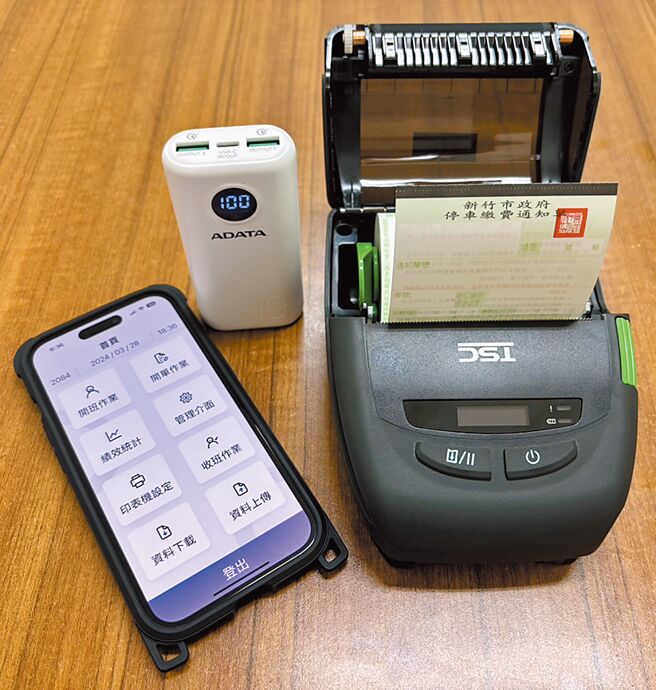 新竹市路邊停車人工開單作業設備大升級，首創引進智慧型手機iPhone 15開停車單，能協助停管員提升作業效率、減輕工作負擔。（新竹市政府提供／陳育賢新竹傳真）