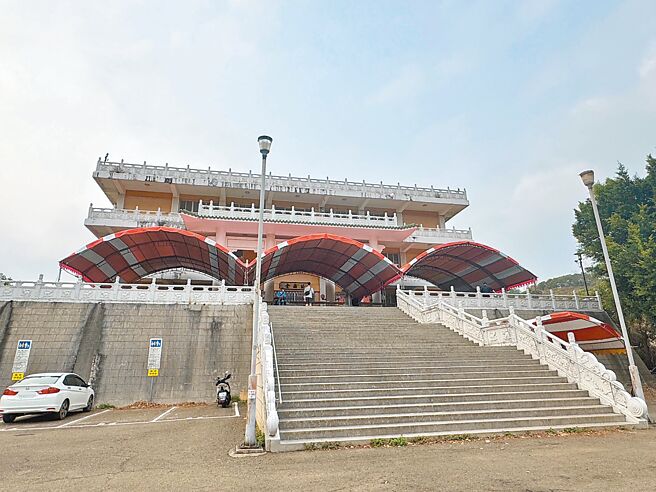 近年来许多公墓面临转型退场，台中市大肚、乌日、龙井地区有逾20座公墓，其中多座公墓禁葬数十年，迟迟未进一步规画。（潘虹恩摄）