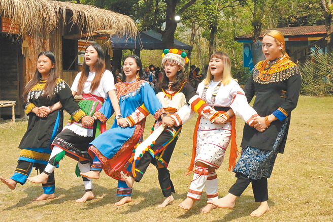 卡那卡那富族30日在那玛夏区楠梓仙溪河畔举行河祭，感谢天神、河神、祖灵及河流生物养育族人，同时也祈求丰收平安。（高雄市原民会提供／林瑞益高雄传真）