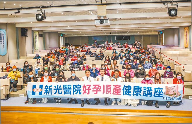 「旺旺中时生活讲堂-好孕讲座」，由新光医院生殖中心李毅评主任（左六）及妇产科游正暐医师（左五）主讲「备孕到顺产 好孕必修课」，吸引许多民眾参加。（粘耿豪摄）
