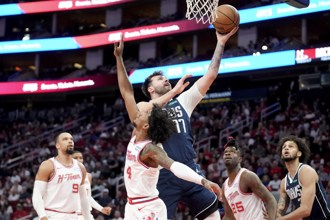 NBA》東契奇超神勇轟下47分助威 火箭11連勝無奈喊卡