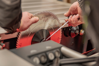 男子逛超商差点丧命 5秒后「血滴子」天外飞来