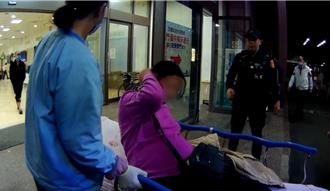 深夜巡逻遇飘移机车 警车秒变救护车！孕妇羊水破急送医