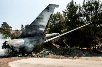 離奇！波音貨機墜毀斷兩截 撞上2個月前失事客機殘骸