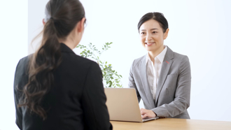 妹子求「很閒的工作」內行列爽缺：領35K滑手機等下班