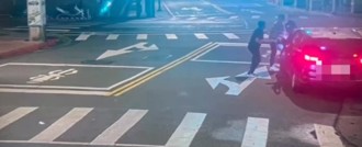 情侶鬧翻！女攔車求救爆衝突 攜毒男見警烙跑自撞