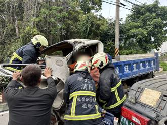 新北山路貨車、聯結車2車對撞！車頭變形嚴重駕駛腳骨折受困