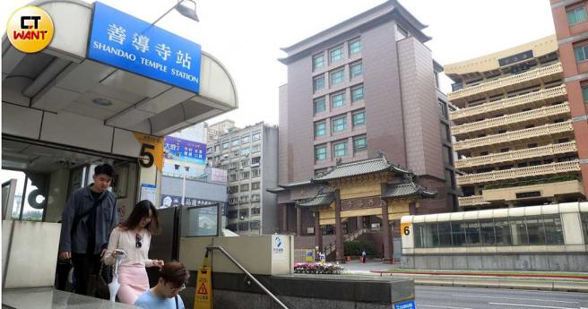 据了解，善导寺附设的纳骨设施，塔位容纳数已满，虽已没有纳新的先人进驻，但原本的塔位数量就有约1000个左右。（图／周志龙摄）