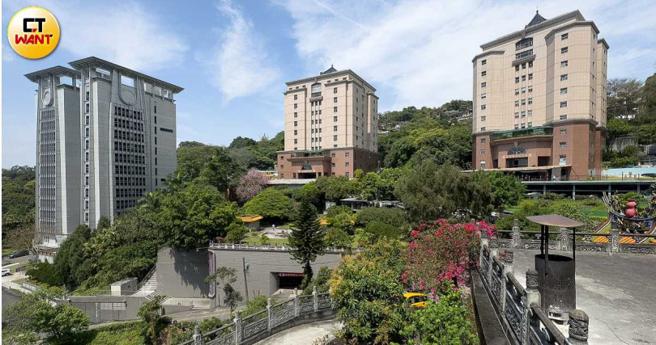 位于信义区和平东路三段半山腰上的慈恩园，距离台北101不用20分钟车程；慈恩园旁其实还有另一家「信义天相宝塔」(左)，不过因没有联外道路，门前土地为慈恩园所有，自2013年取得使照至今尚未启用。（图／黄威彬摄）