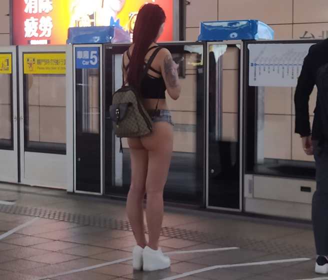 辣妹穿超短热裤等捷运，两颗浑圆屁股蛋都跑出来。(翻摄自爆废公社)