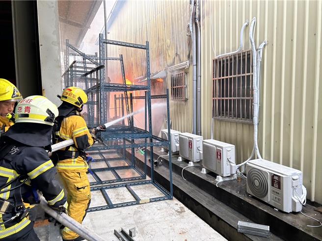 高雄仁武一处仓库1日上午7时许发生火警，消防局人员到场抢救。（翻摄照片／林瑞益高雄传真）