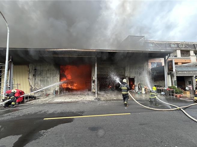 高雄仁武一处仓库1日上午7时许发生火警，消防局人员以多条水线抢救。（翻摄照片／林瑞益高雄传真）