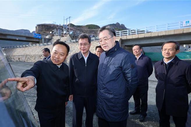 3月30日下午，中共中央政治局常委、国务院副总理丁薛祥在北京房山大石河河道修復工程建设现场调研。（新华社）