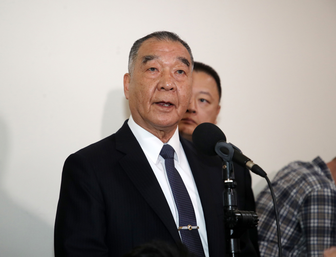 立法院外交及国防委员会1日邀请国防部部长邱国正（图）、经济部次长报告「国防自主政策推动具体成效暨未来目标」，併请国家科学及技术委员会列席，邱国正于会前受访。（刘宗龙摄）