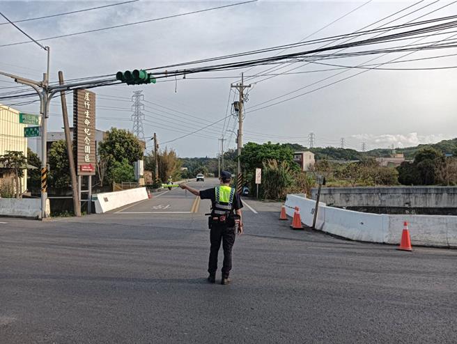 桃园境内的南下匝道4日5至12时都实施高乘载管制，平镇系统从同日5时封闭至12时，呼吁民眾避开易壅塞路段，配合警方管制疏导。(警方提供／蔡依珍桃园传真)