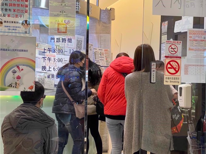 小儿科医师警告，最近诊所常出现「疱疹性齿龈炎」患者，往往口腔溃疡非常疼痛，无法吞咽、流口水，导致无法进食，造成脱水。(资料照)