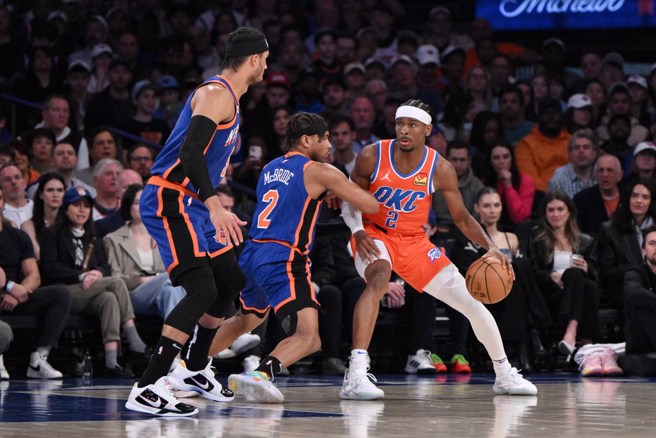 亚歷山大(右)1日贡献了准绝杀。(路透)