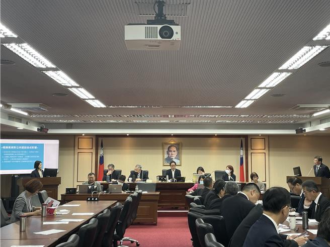 交通部今天列席立法院交通委員會「極端氣候災防預警暨汛期防汛準備辦理情形」專題報告，並備質詢。（蔡亞樺攝）