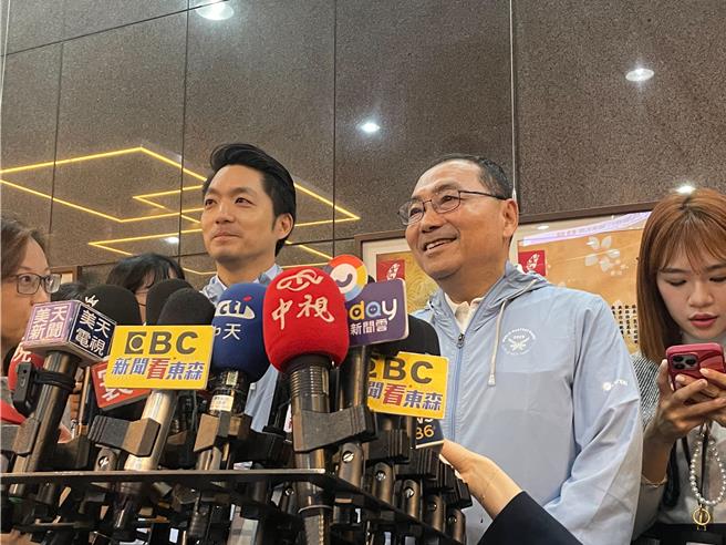 台北市長蔣萬安（左）、新北市長侯友宜1日同台，出席「2025雙北世界壯年運動會」企業參與記者會。（劉彥宜攝）