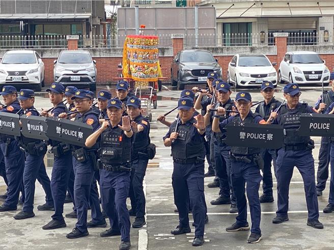彰化县警局「霹雳队」、「教官队」今天预演抢轿排除勤务，展现高度战斗力。（孙英哲摄）