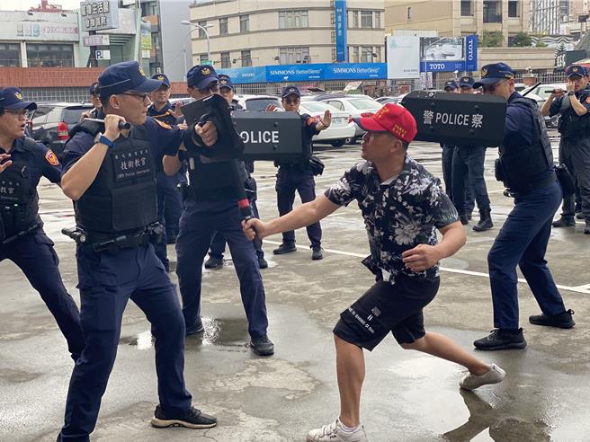 彰化县警局「霹雳队」、「教官队」今天预演抢轿排除勤务，展现高度战斗力。（孙英哲摄）