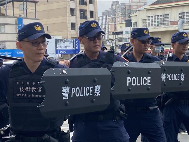 彰化县警局「霹雳队」、「教官队」今天预演抢轿排除勤务，展现高度战斗力。（孙英哲摄）