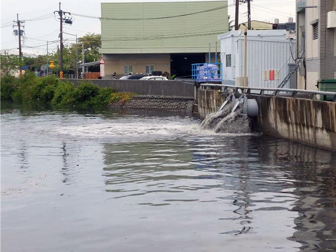 中央氣象署1日清晨針對台南地區發布大雷雨特報，市府水利局表示，全市共有8座抽水站啟動抽水。圖為安南區海尾寮抽水站。（水利局提供／洪榮志台南傳真）