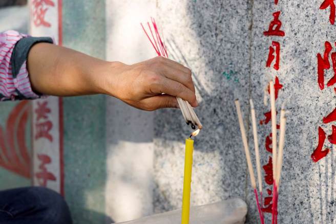 命理專家提醒，掃墓完不要直接回家，否則容易招惹穢氣和陰氣。(圖:shutterstock/達志)