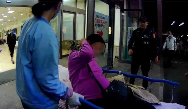 陳姓孕婦羊水破了，先生焦急騎車載她要趕往醫院待產，所幸遇警方協助順利送醫。（中市警五分局提供／馮惠宜台中傳真）