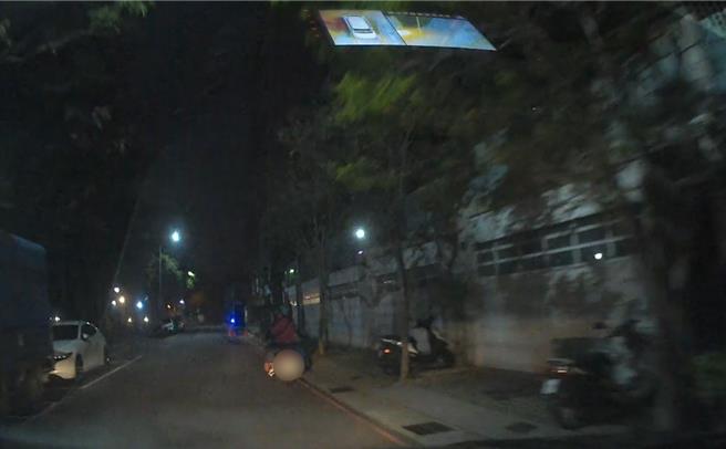 41歲陳姓孕婦妊娠38周日前深夜破水，先生焦急騎車載她要趕往醫院待產，路上幸遇警方協助以警車順利將她載往醫院。（中市警五分局提供／馮惠宜台中傳真）